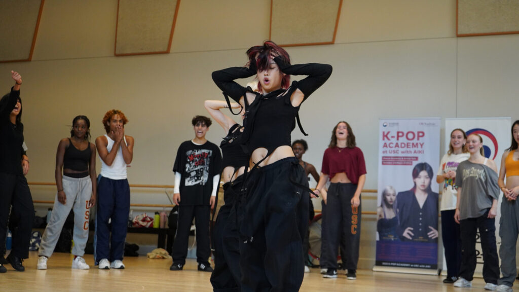 Dancer and choreographer Aiki shows some moves to USC Kaufman students. (Photo/Valerie Chen)