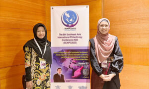 Hafiza Nofitariani (left) won a top award at this year’s Southeast Asia International Philanthropy Conference in Malaysia. (Photo courtesy of Nofitariani)
