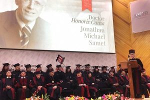 Jonathan Samet accepts an honorary degree awarded by Mexico’s National Institute of Public Health.