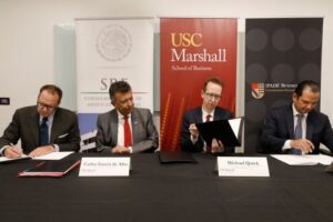 USC Marshall Vice Dean Tyrone Callahan, Mexican Consul General Carlos García de Alba, USC Provost Michael Quick and IPADE Dean Rafael Gómez Nava, sign an agreement to establish a business lecture series.