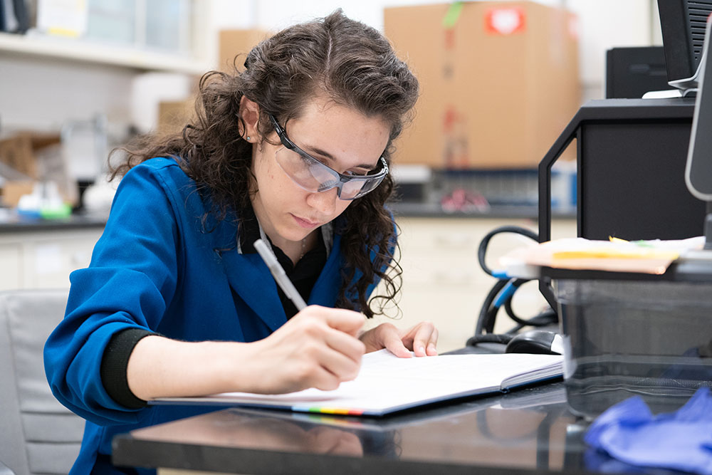 Sara Spears, 2022 WIES summer graduate fellow, demonstrating lab research at USC